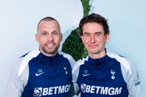 记者:海廷加担任热刺助教,在圣诞节前他接受了弗兰克的亲自面试