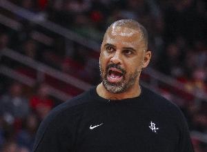 火箭队记:这比赛真奇怪 抢了23进攻板&二次进攻25分 输了20分