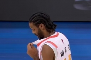 真给力！半场过后亨特11中8砍19分&贾尔斯11中7砍16分 全队共52分