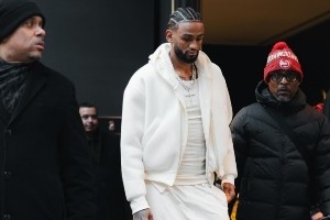 真的帅!亚历山大-沃克更新社媒晒出近期穿搭和家庭生活日常