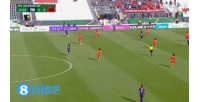泰国U23球员禁区前带球吸引多人防守，跟进球员巴里班远射打高