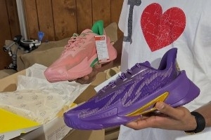 奥利瓦里晒出专属库里品牌球鞋Series 7 PE!以此致敬伟大的父母