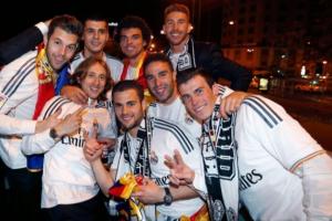 只剩回忆…12年前皇马众将国王杯赛后合影,球队2-1力克巴萨夺冠