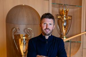 8点不到就来了！卡里克执教曼联首日日程：7点51分抵达，中午训练