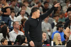 拿来吧你！马刺轻取雄鹿战绩追平掘金 排名反超重回西部第二