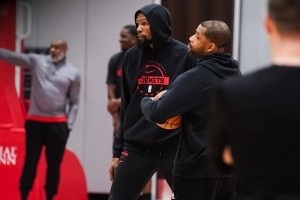 明日战雷霆！火箭训练照 专注帽衫杜 申京满脸笑容 小谢苦练控运