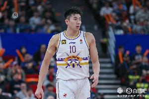 媒体人:邹雨宸被用成丘天 除了防守就是吃饼 大延误还不好退回去