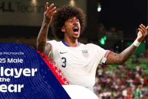 水晶宫2冠+金杯赛亚军！官方：中卫理查兹当选2025美国足球先生