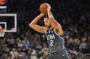 稳稳打进！李凯尔顺下放篮命中打进本场运动战首球 此前两罚不中