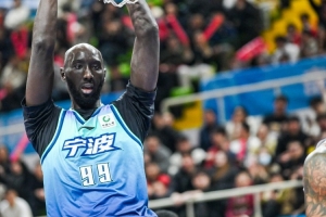 擎天玄铁柱！法尔5投4中拿下9分5板2助 7次盖帽比北控全队多5次！