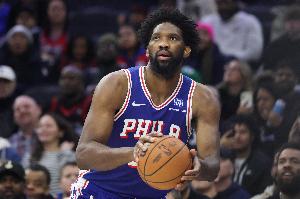 效率够低的！恩比德半场10中2拿到8分3板2助1断