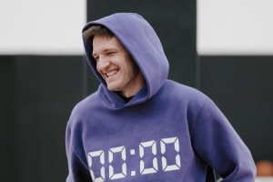 初来乍到！克雷伊奇首次来到开拓者训练馆 和新队友&教练组打招呼