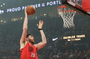 拓媒:克林根打成这样子是不是因为有伤?谁冲向他都能得分