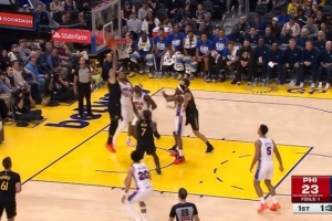 攻防建功！桑托斯奋力扑防送大帽 回头强攻反篮得手