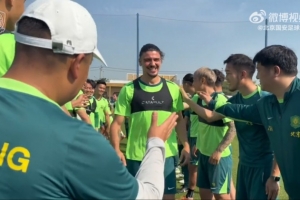 笑容满面！国安新援中卫拉莫斯到队，队友列队欢迎