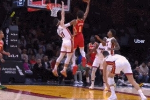 鹰王起飞！杰伦·约翰逊晃倒丰泰基奥单臂隔扣哈克斯