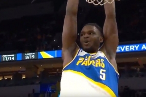 替补席看嗨了！赫夫突破妙传 贾雷斯·沃克空切双手滑翔暴扣！