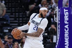 望无大碍！加福德防守中捂脚倒地不起 随后被搀扶离场