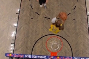 攻防建功！詹姆斯机警上抢断球 随后反击接长传起飞滑翔双手灌筐