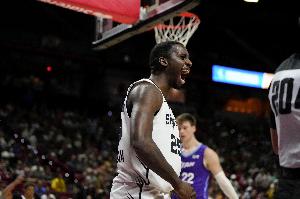 队记：马刺双向后卫大卫·加西亚接受右脚踝手术 赛季报销