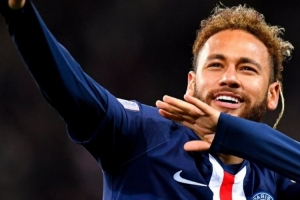 效力173场贡献118球80助，巴黎官方晒照祝内马尔34岁生日快乐