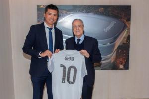 国足主帅邵佳一到访皇马,与弗洛伦蒂诺合影+获赠10号球衣